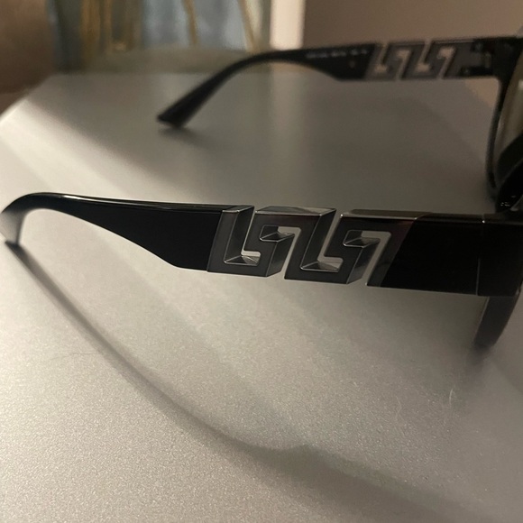 Brand new Versace sunglasses - Picture 3 of 4